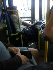 Colectivero distraido charlando com acompañante,tomando energizante