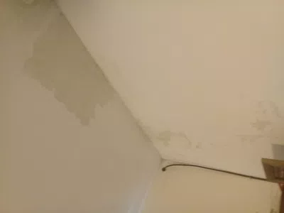 Hay fisuras en el techo que generan humedad