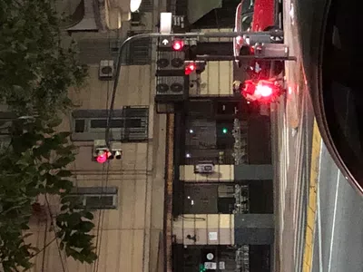 Moto de pedidos ya cruza en rojo y casi me atropellan