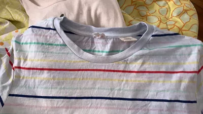Remera rayada destiñó al primer lavado y se manchó