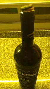 Van 2 vinos a los que se le levantan el corcho. se pican