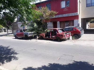 Autos chatarras abandonados en la calle
