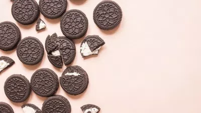 Paquete de galletitas todas rotas