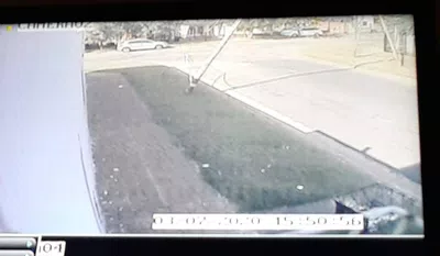 Posible caída de un poste por estar roto en su base