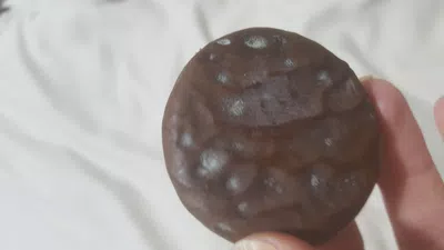Hongos verdes sobre la cobertura de chocolate en mentitas