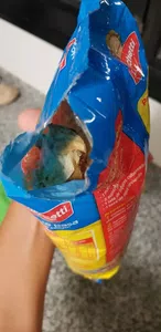 Abri un paquete de arroz y tenia una hoja podrida adentro