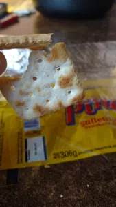 Galletita unida por un pelo