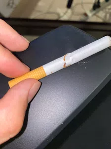 Cigarro roto por la mitad