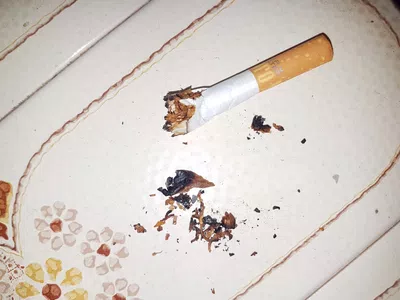 Cuerpos extra#os en cigarrillo