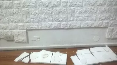 Que reparen la mala colocación de las placas que se sueltan solas
