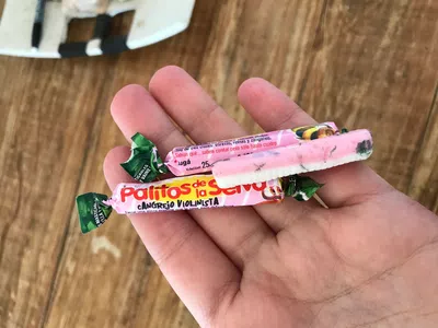 Caramelos pegados dentro de la bolsa