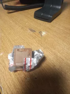 Chocolate en mal estado con gusano