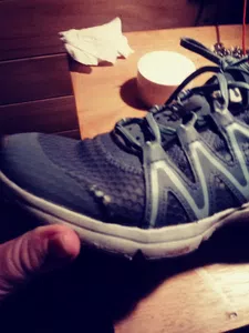 Rotura de la tela en ambas zapatillas a la altura del dedo meñique