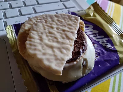 Alfajor milka mousse blanco incompleto