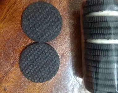 Oreos sin relleno y con gusanos