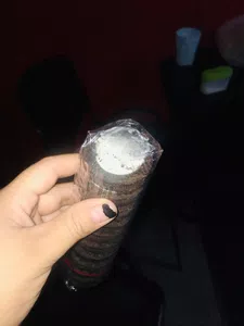 Oreo sin una tapa en las galletas de un paquete