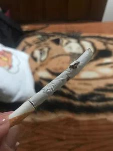 Cigarrillo roto y sin filtro
