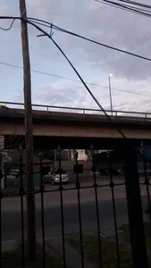 Cables cortados de telecentro en la vereda y calle