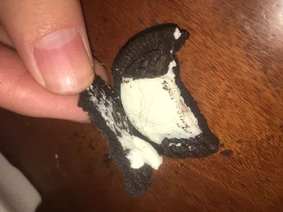 Me encontré con un pelo en una de las galletas oreo