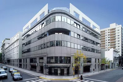 Iadt. guardia clinica adultos. porq la demora. porq medicos fuera consultorio ?!