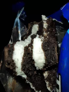 Alfajor oreo con un pelo adentro