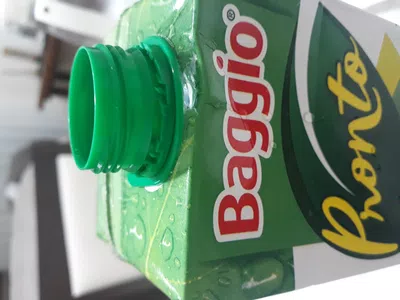 Tapa de caja de jugo baggio fallada