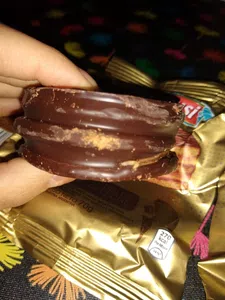 Al abrirlo un gusano sale de su interior