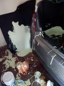 Lata de pintura mal cerrada. derrame en el baúl  del auto
