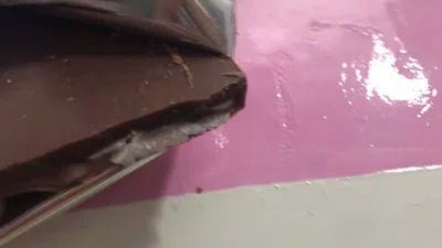 Mi chocolate vino feo, como vencido y gris. la fecha de vencimiento esta bien