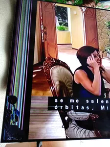 Tv  roto por golpe pretuperante que hace que mustre lineas y no hay garantia
