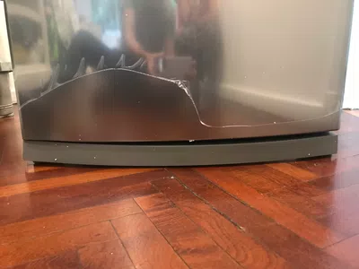 Heladera con golpe en la parte de abajo