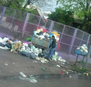 Basural en la esquina del centro de educacion nª1 villa jardin