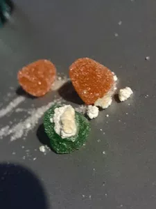 Pasta extraña en las gomitas billiken frutales