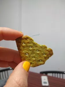 Hilo plástico dentro de la galletita
