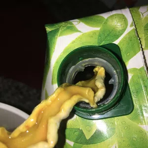 Pedazos de naranja podrida adentro de mi caja