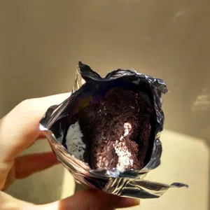 Paquete de oreo abierto, galletitas rotas y  humedas
