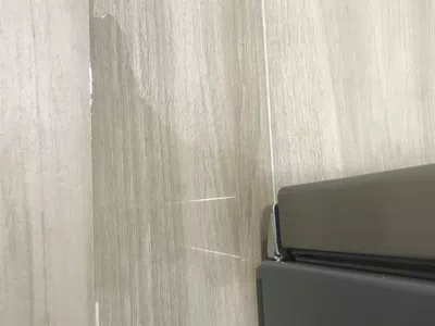Mi nevera pierde agua como una fuente