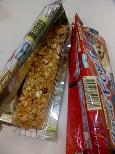 Una barrita de cereal felfort con gusanitos blancos