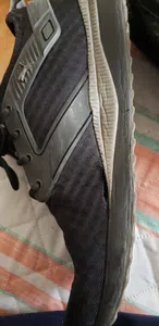 En diciembre compre unas zapatillas y las 2 de rasgaron a los lados