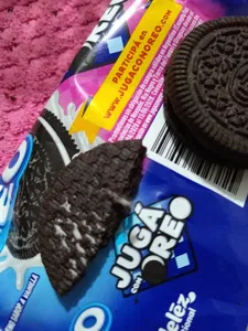 Hilo de nylon dentro de la tapa de un galleta oreo
