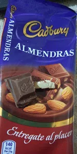 Pedazo de goma dentro de chocolate cadbury