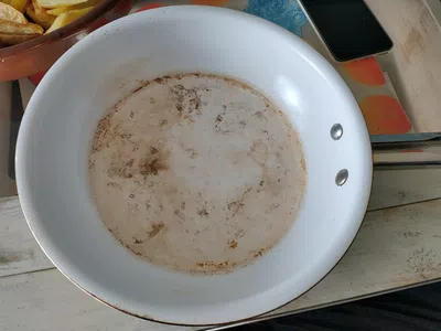 Sartén de cerámica se pega la comida y queda manchada