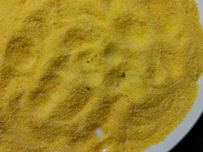 Polenta instantánea con restos molidos de cartón y goma negra