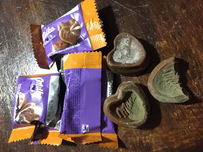 Moho y telarañas en corazones de dulce de leche milka