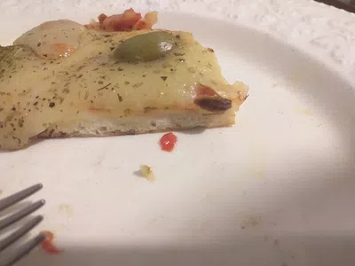 Cucaracha en una pizza