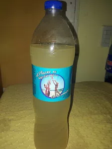 Agua saborisada con gas cuando es sin gas