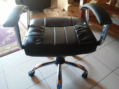 Silla de escritorio bidcom recibida incompleta y rota