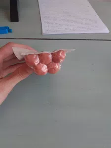 Al paquete de salchichas le falta una