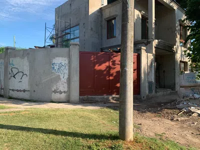 Poste interrumpiendo el libre acceso a mi cochera
