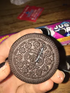 Pedazo de cable en una oreo